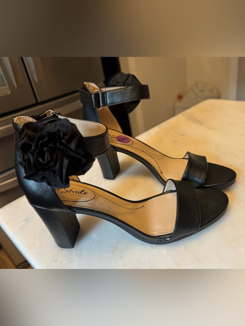New Never Worn Super Cute Womens Heels W/ Flower On Side Size 8